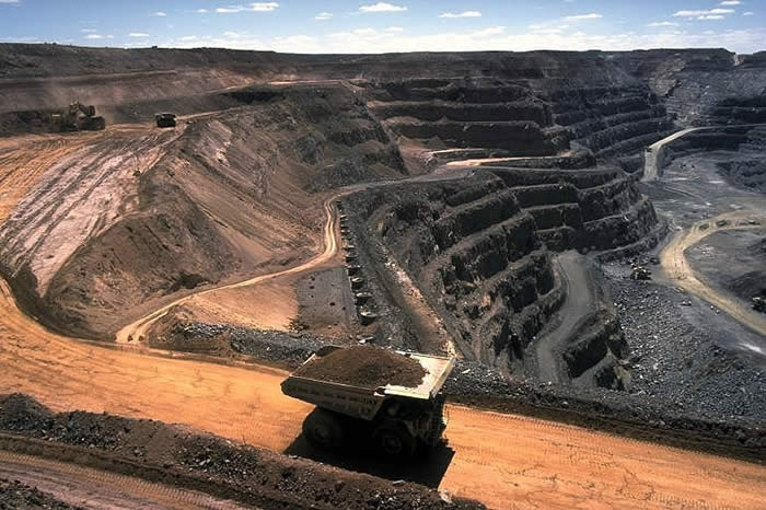 https://upload.wikimedia.org/wikipedia/commons/b/b3/Strip_coal_mining.jpg